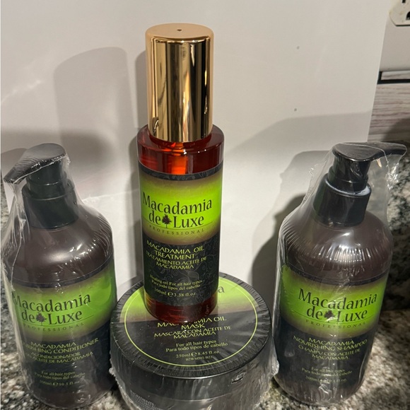 Macadamia Deluxe Hair Pack Containing 4 Items